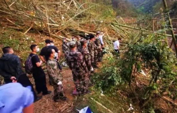 失事航班救援直击:尚未发现机上失联人员 搜寻黑匣子难度较大